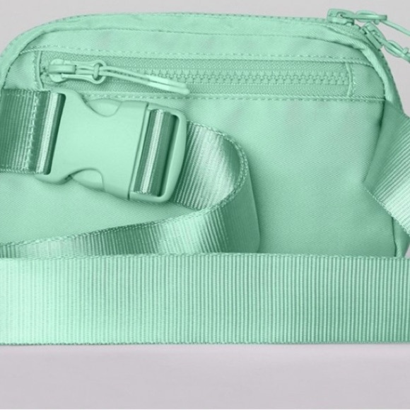 💚 Fabletics Mint Green Crossbody Bag – Adjustable Strap – Lightweight & Trendy - Picture 4 of 4